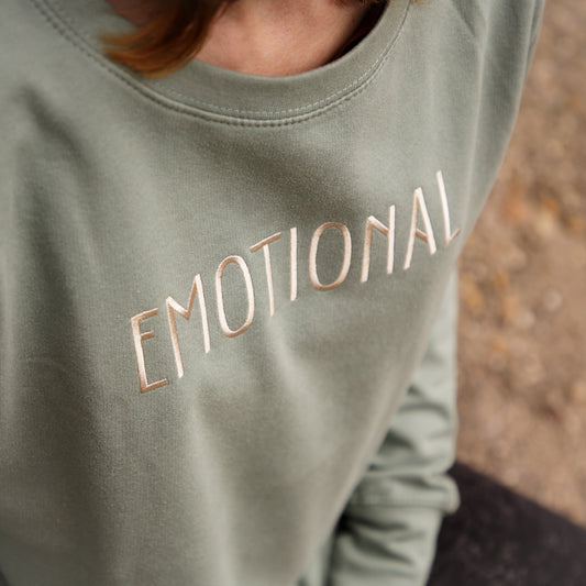női pulóver egy hímzett felirattal: "Emotional". Zizegjünk.hu